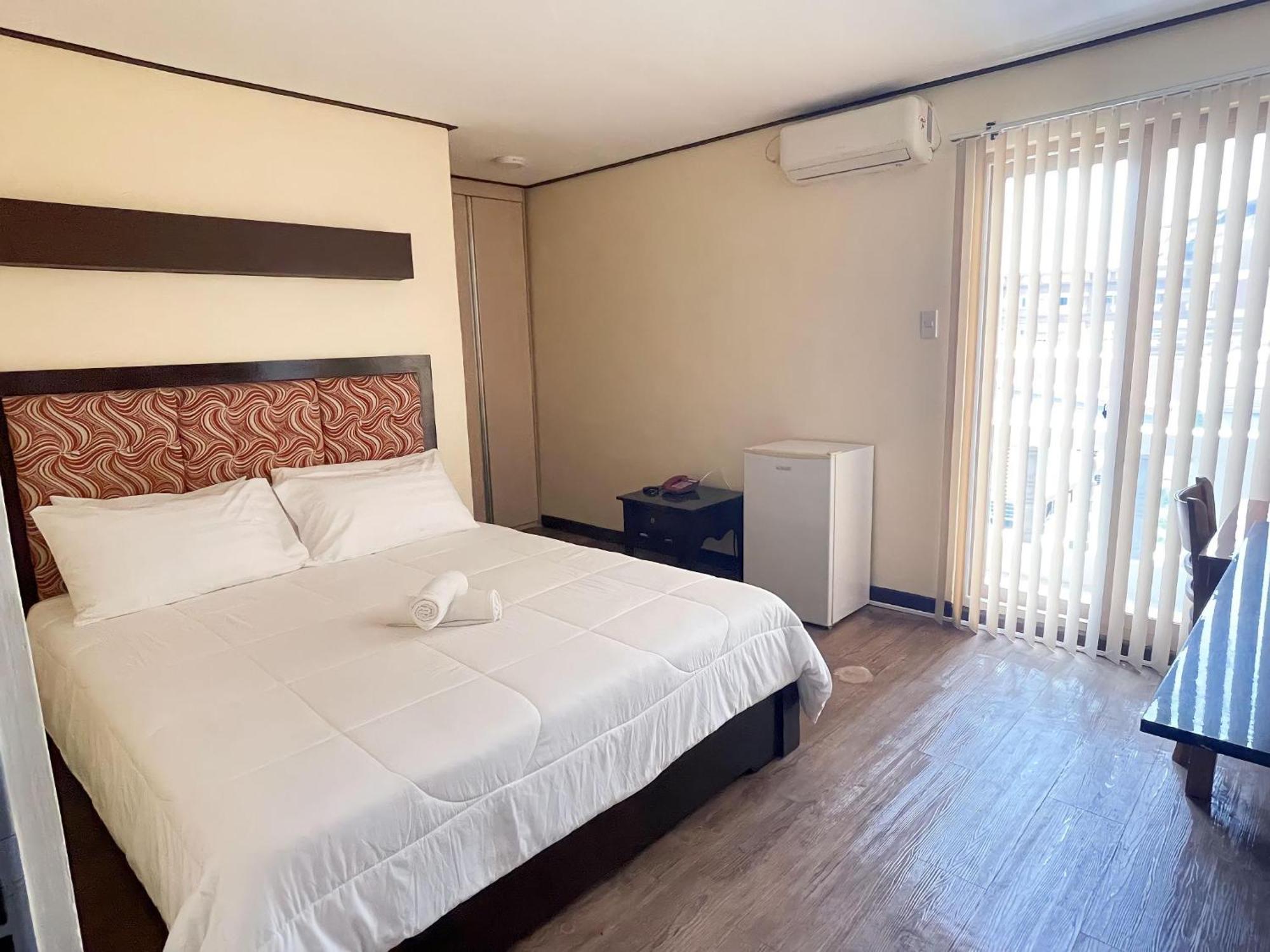 Jun And Helen Hotel And Restaurant 安吉利斯 外观 照片